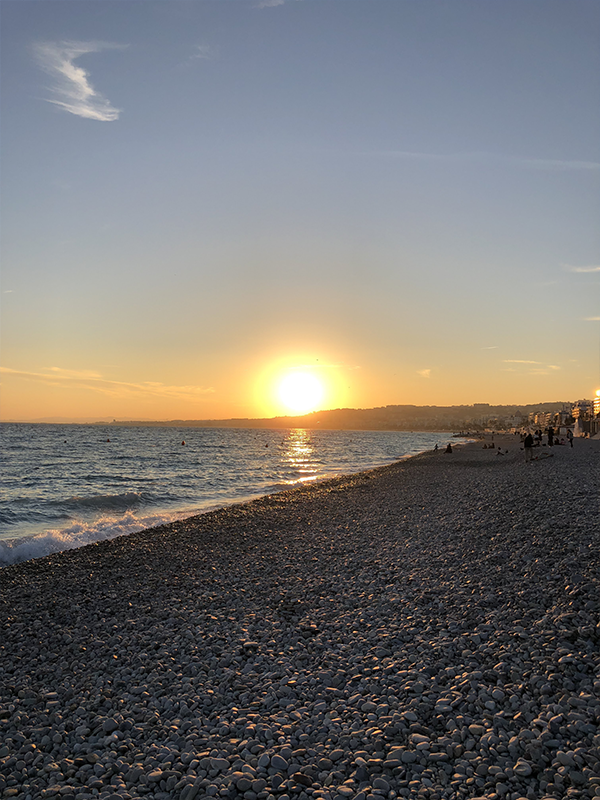 por do sol em praia de Nice na França